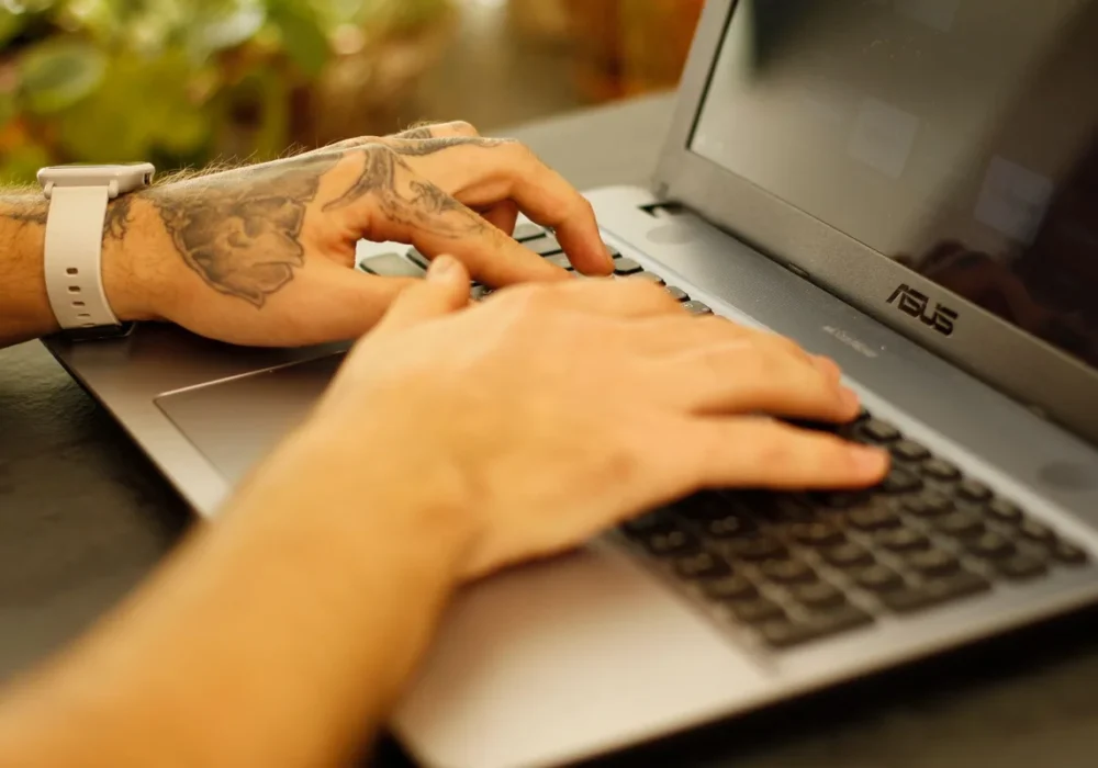 beda blog pribadi dan blog niche person writing on